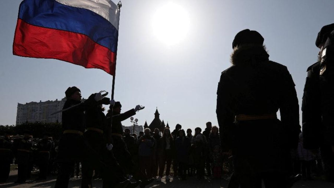 Bandeira russa levantada em cerimônia militar na Crimeia