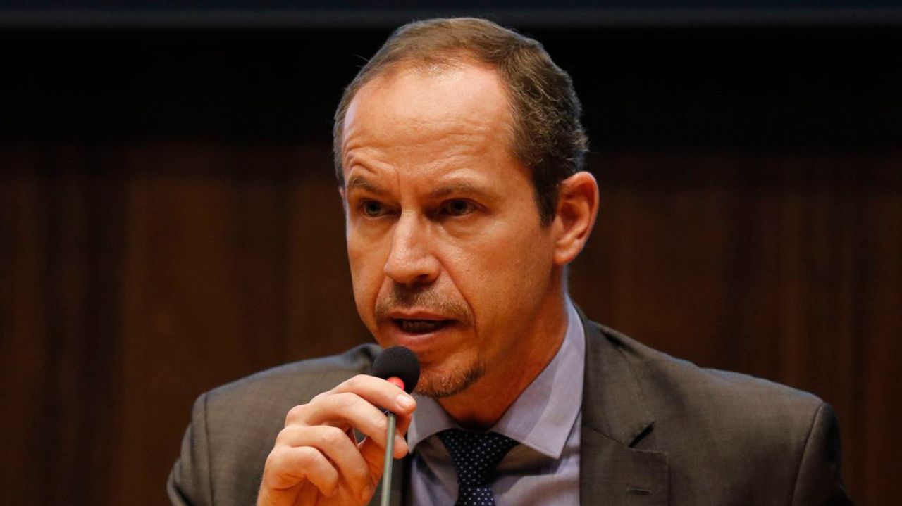 Ricardo Capelli falando em microfone