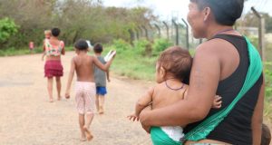 Indígenas Yanomami de costas, caminhando