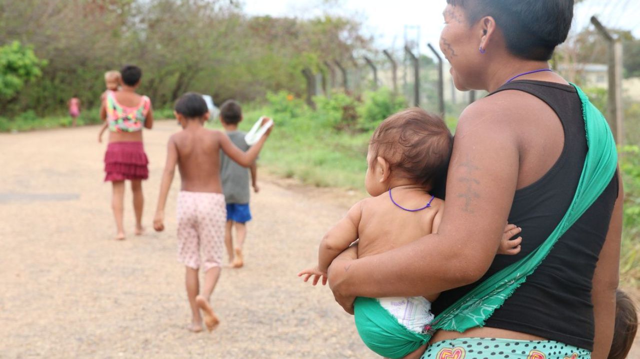 Indígenas Yanomami de costas, caminhando
