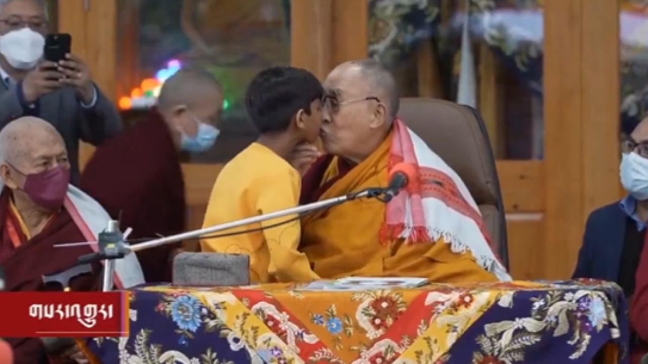 Dalai Lama dando selinho em garoto tibetano