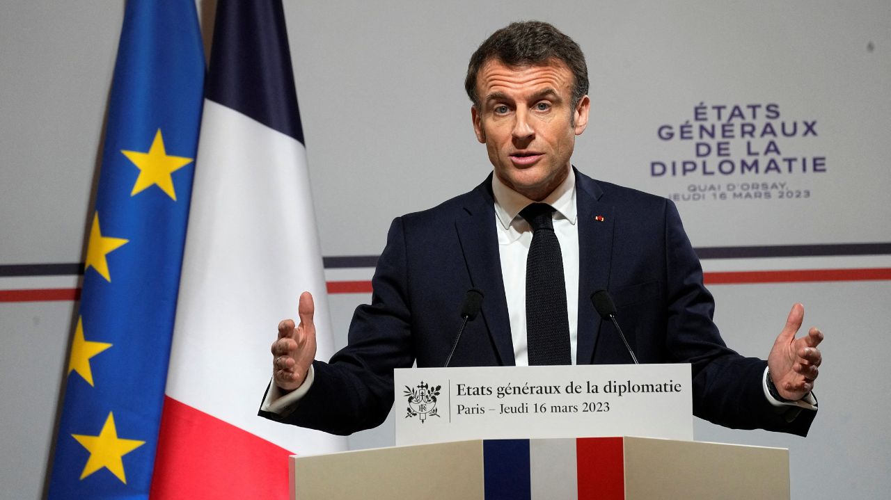 Emmanuel Macron falando e gesticulando