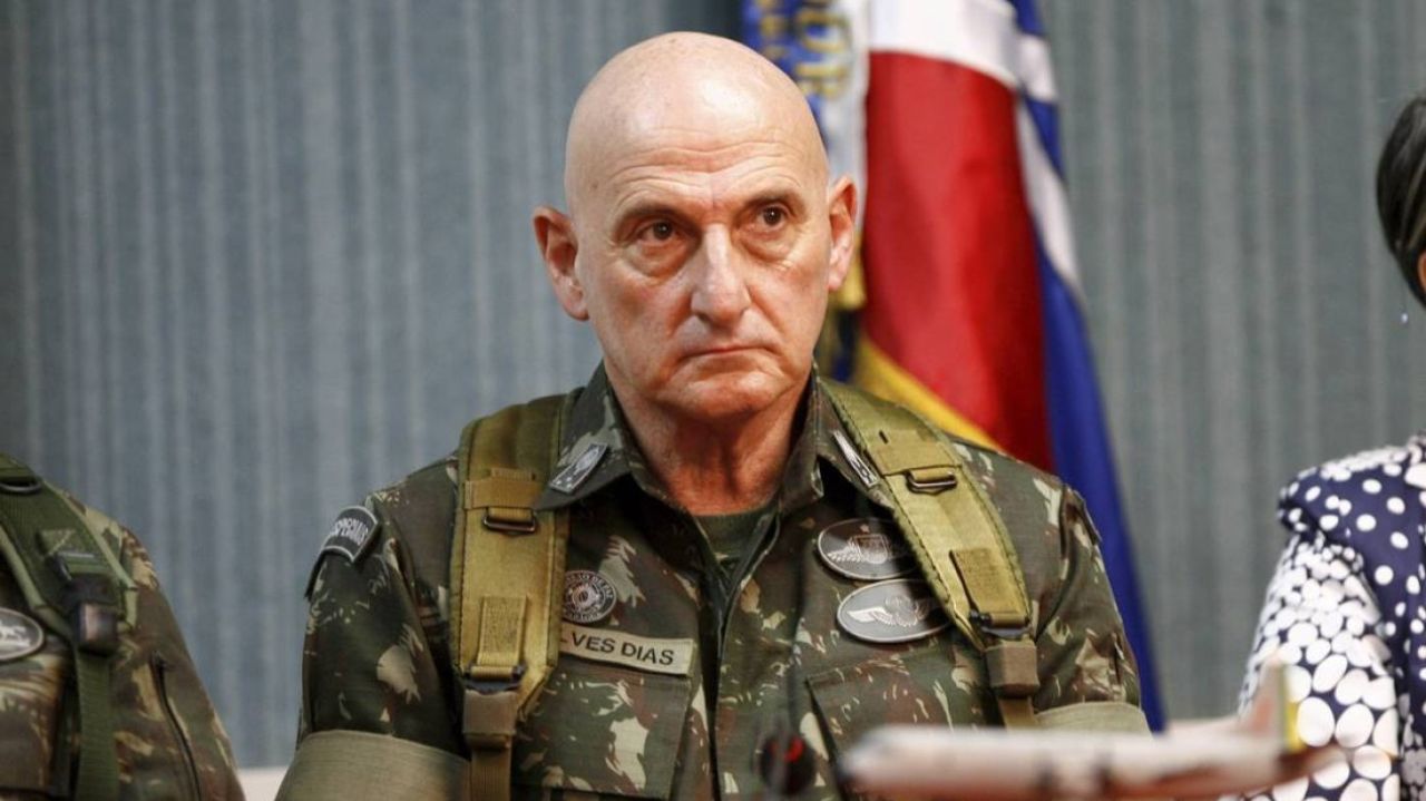 Gonçalves Dias com expressão séria