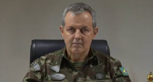 General Tomás Paiva com expressão séria, olhando pra frente e sorrindo