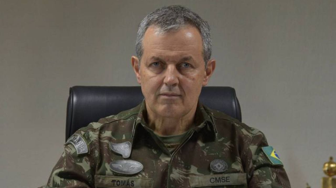 General Tomás Paiva com expressão séria, olhando pra frente e sorrindo
