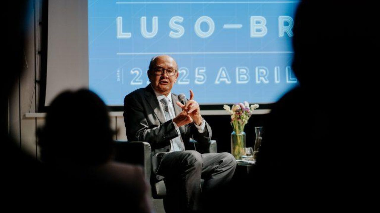 Gilmar Mendes falando e gesticulando para público