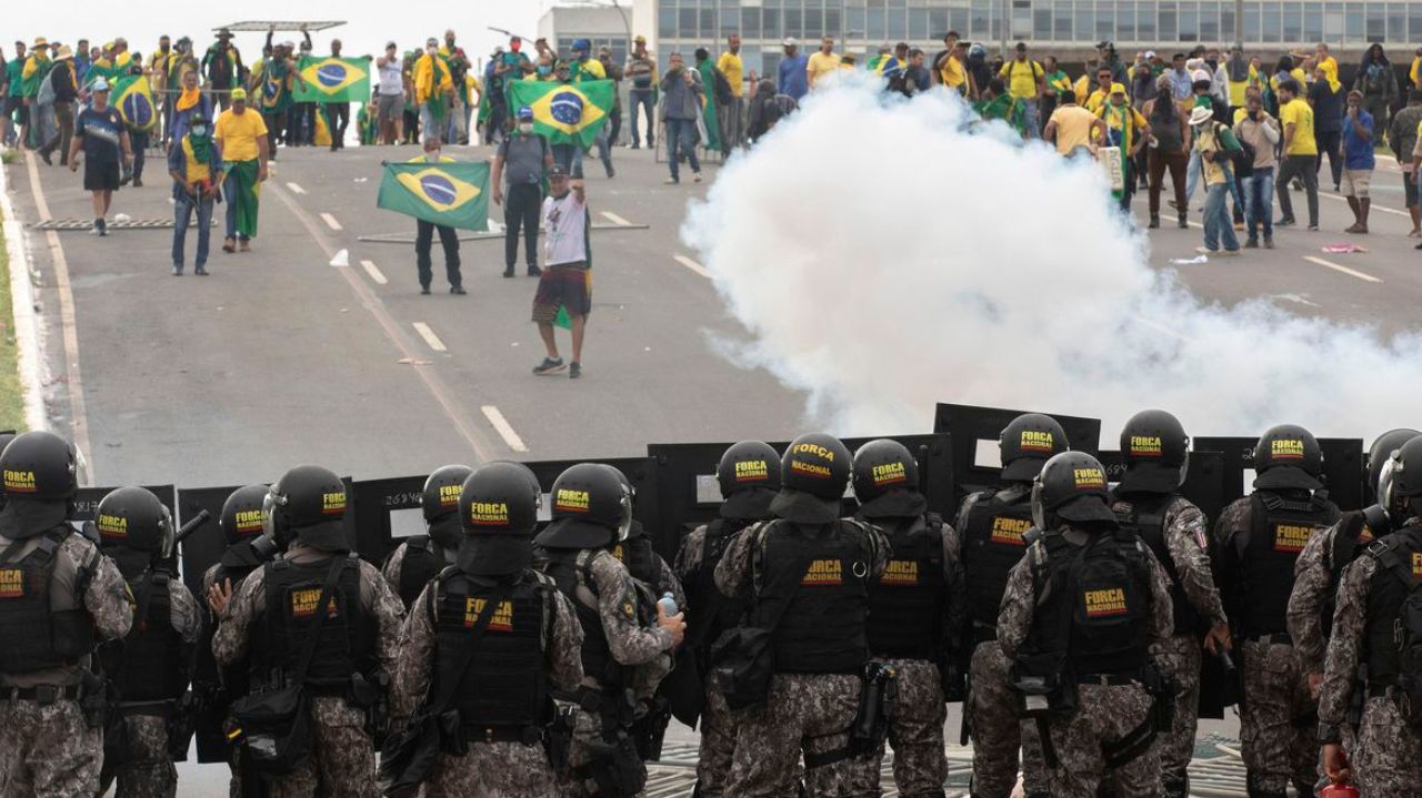 Imagem de polícia contra manifestantes golpistas em 8 de janeiro