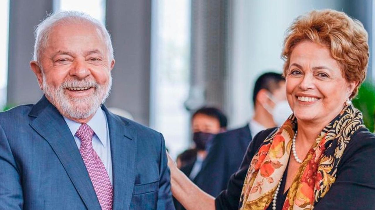 Lula e Dilma Rousseff sorrindo na China