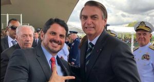 Marcos do Val e Bolsonaro sorrindo lado a lado