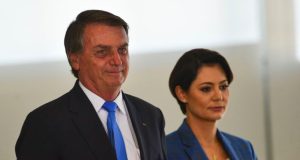 Jair Bolsonaro e Michelle lado a lado, de perfil