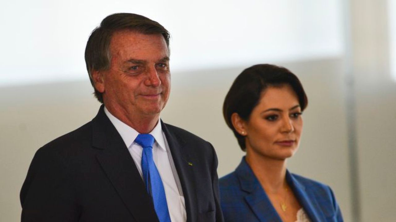 Jair Bolsonaro e Michelle lado a lado, de perfil