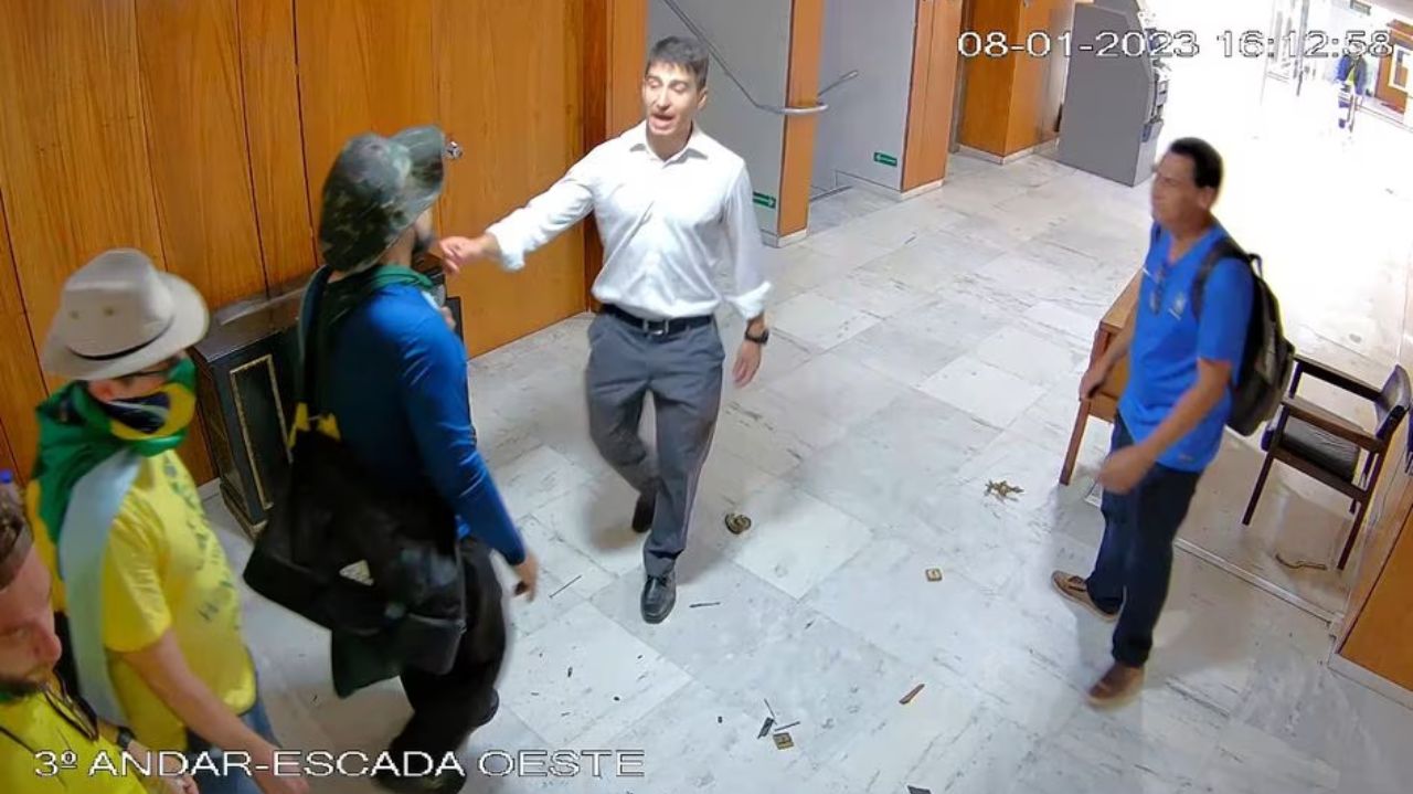 Imagem de câmera de segurança que mostra oficial do GSI conversando com golpista no Planalto