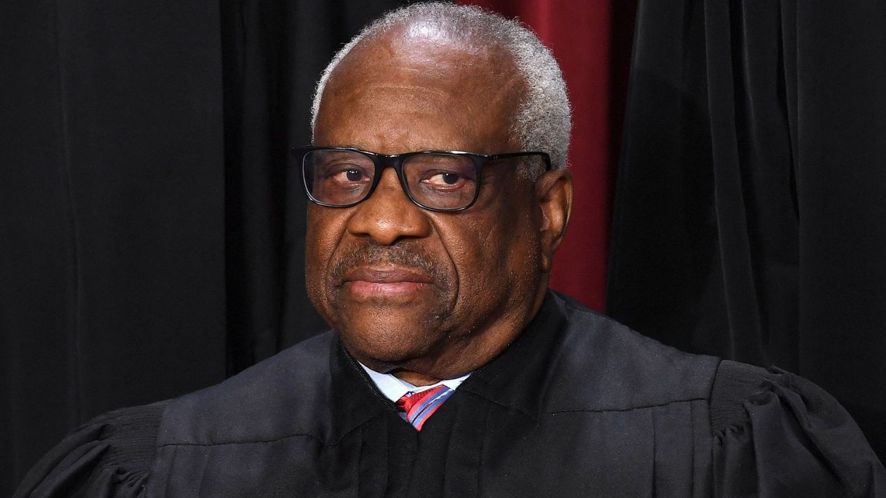 Ministro Clarence Thomas com expressão séria