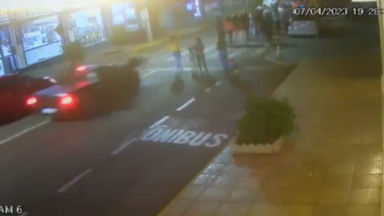 Momento em que motorista embriagado atropelou agente de trânsito