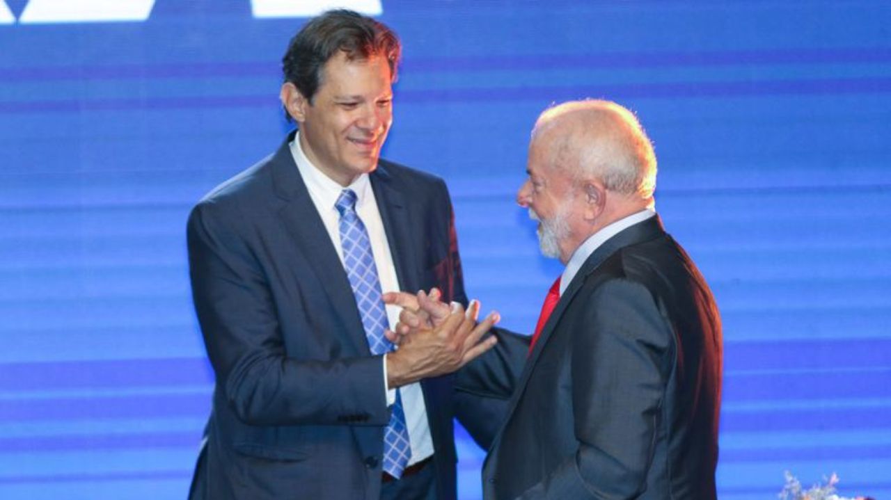 Lula e Haddad sorrindo em aperto de mãos