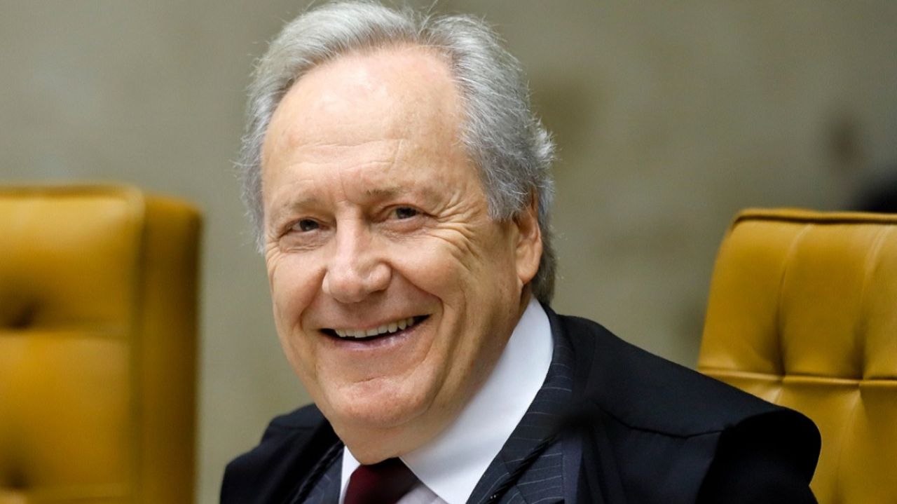Ricardo Lewandowski sorrindo, de terno e gravata