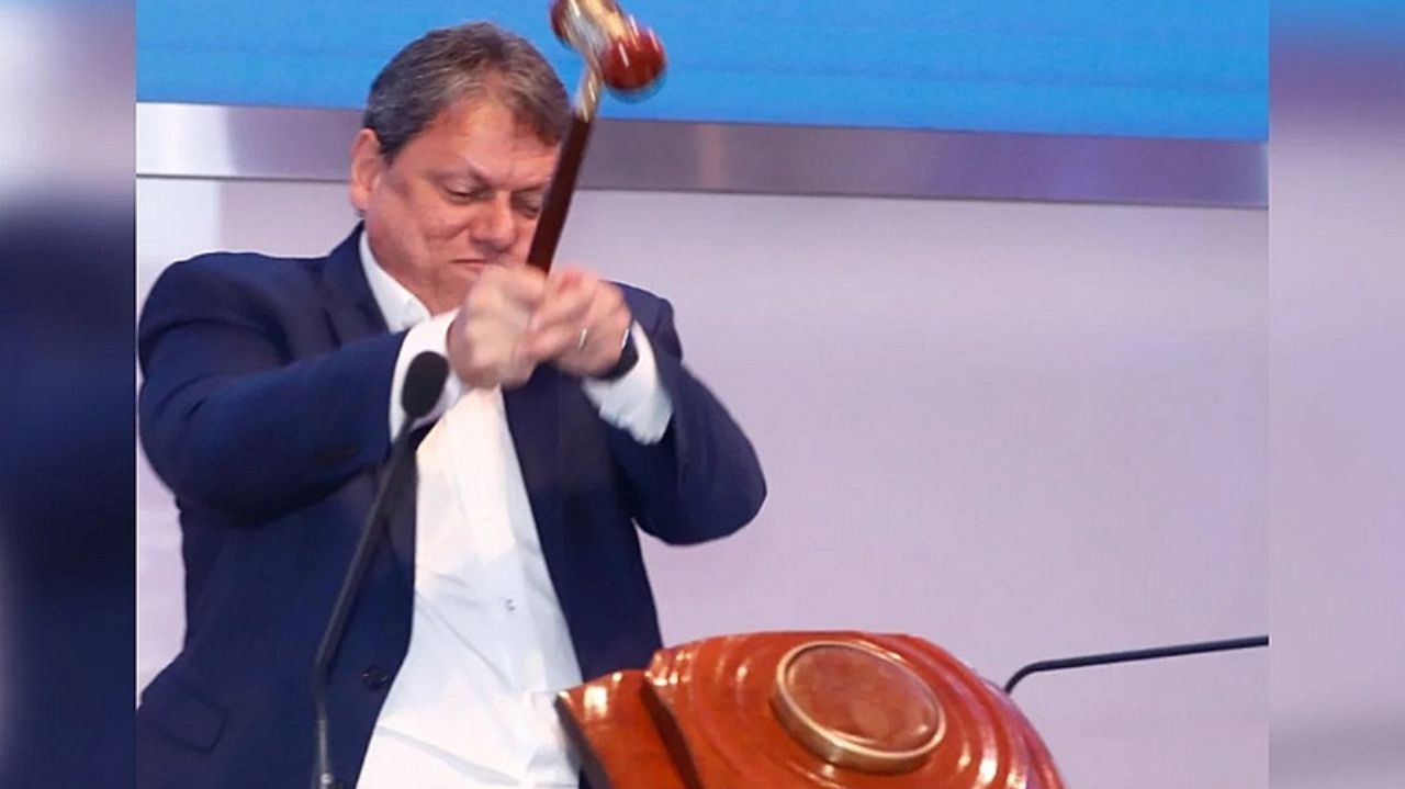 Tarcísio de Freitas batendo martelo em leilão