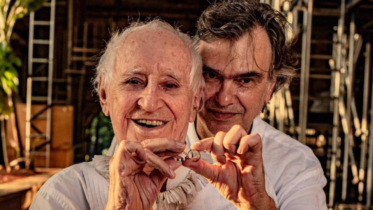 José Celso Martinez Corrêa e Marcelo Drummond posando com alianças