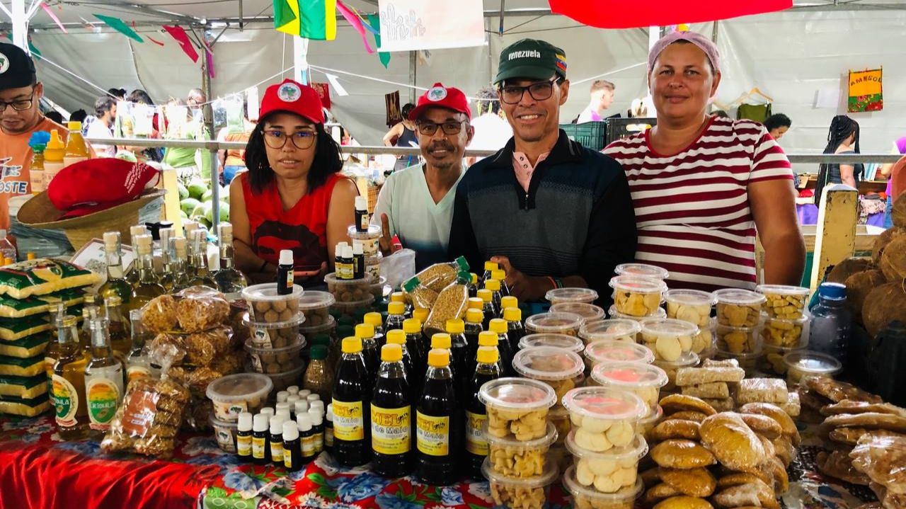 Pessoas em barraca de comidas típicas