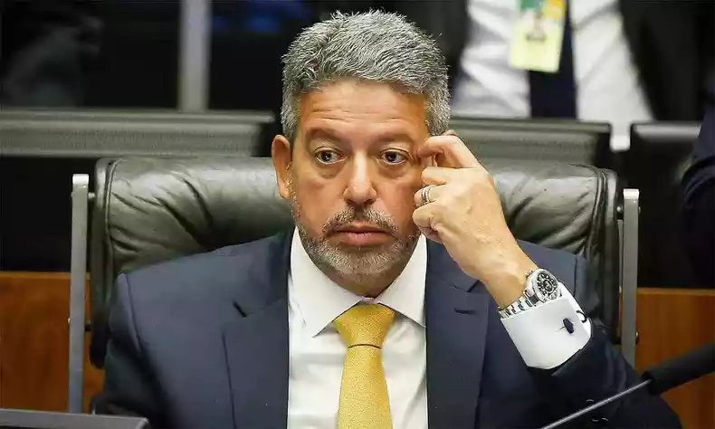 Arthur Lira com expressão pensativa e mão na cabeça