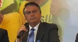 Jair Bolsonaro falando em microfone