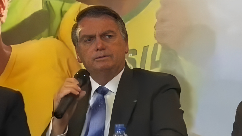 Jair Bolsonaro falando em microfone