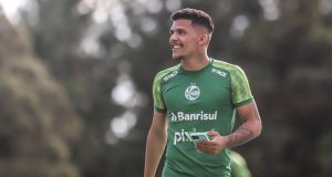 Gabriel Tota em campo, sorrindo e olhando para o lado