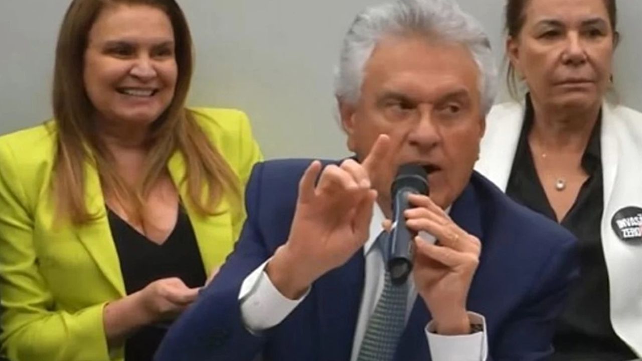 Ronaldo Caiado falando em microfone e gesticulando