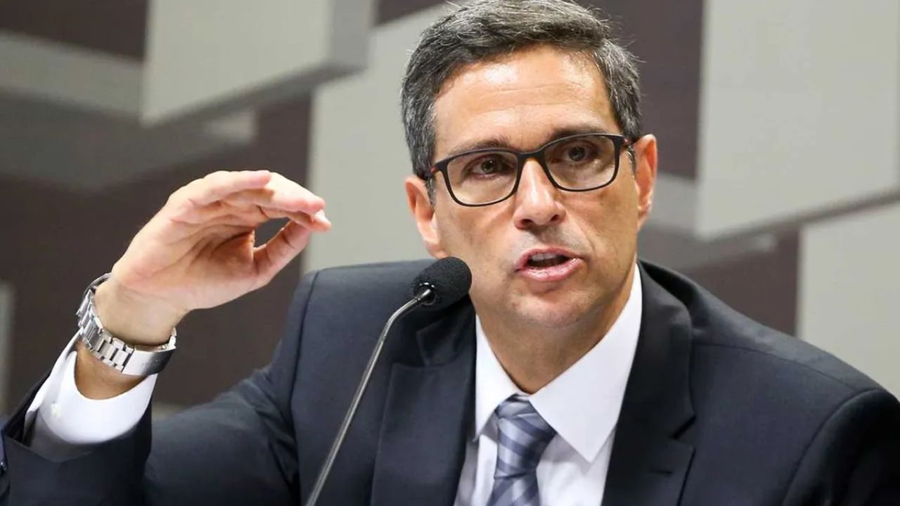 Roberto Campos Neto falando e gesticulando