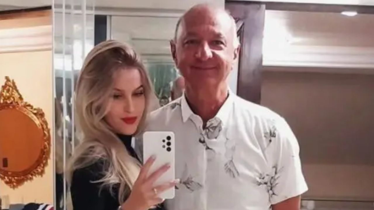 Kauane e o marido em foto no espelho