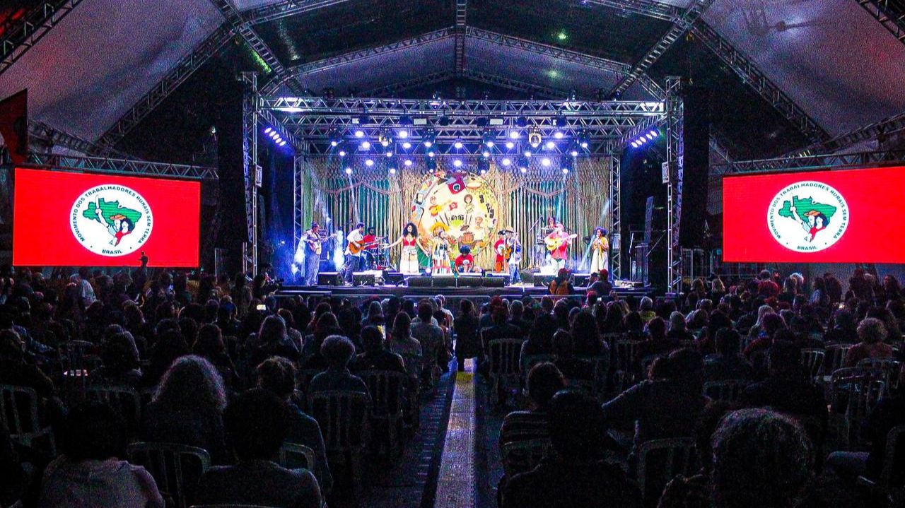 Palco com luzes e bandeiras do MST