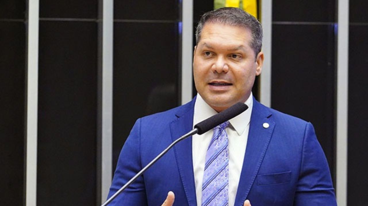Heitor Freire de roupa azul falando em microfone