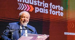 Lula falando em microfone