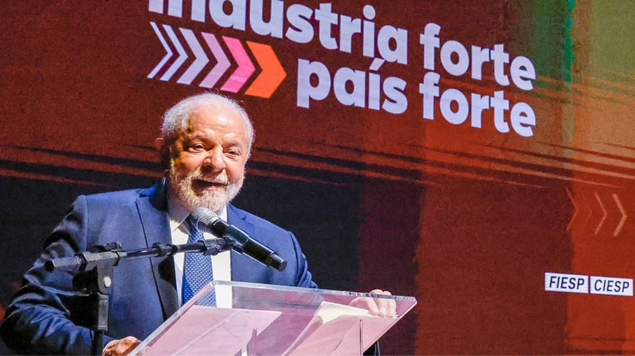 Lula falando em microfone