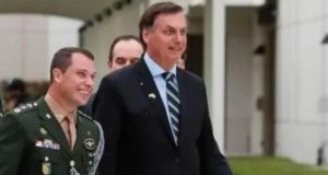 Mauro Cid e Jair Bolsonaro caminhando lado a lado e rindo