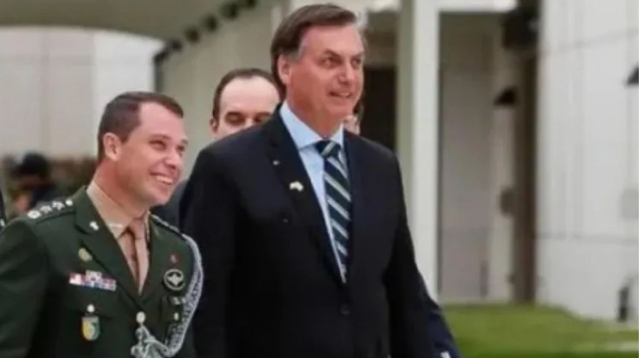 Mauro Cid e Jair Bolsonaro caminhando lado a lado e rindo