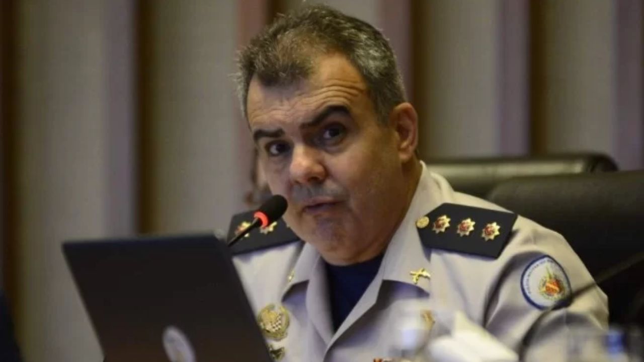 Jorge Eduardo Naime falando em microfone e olhando para o lado