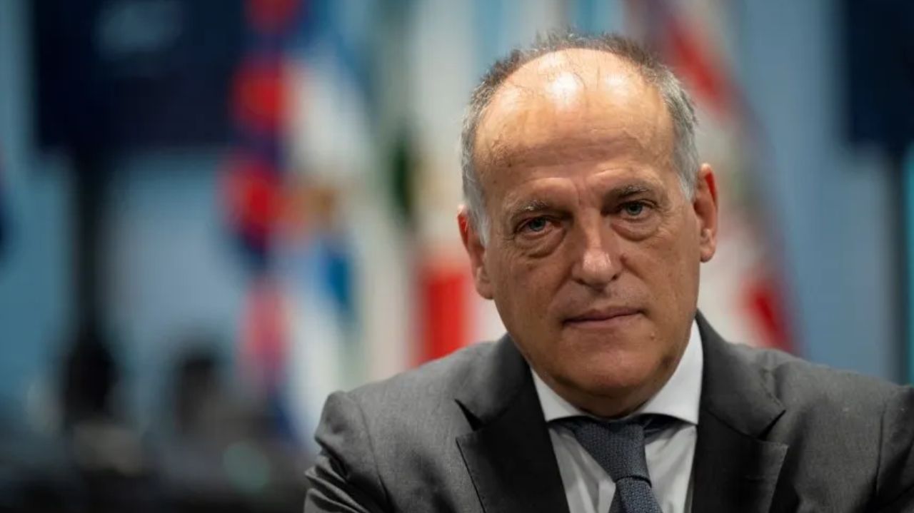 Javier Tebas de terno e gravata, com expressão séria