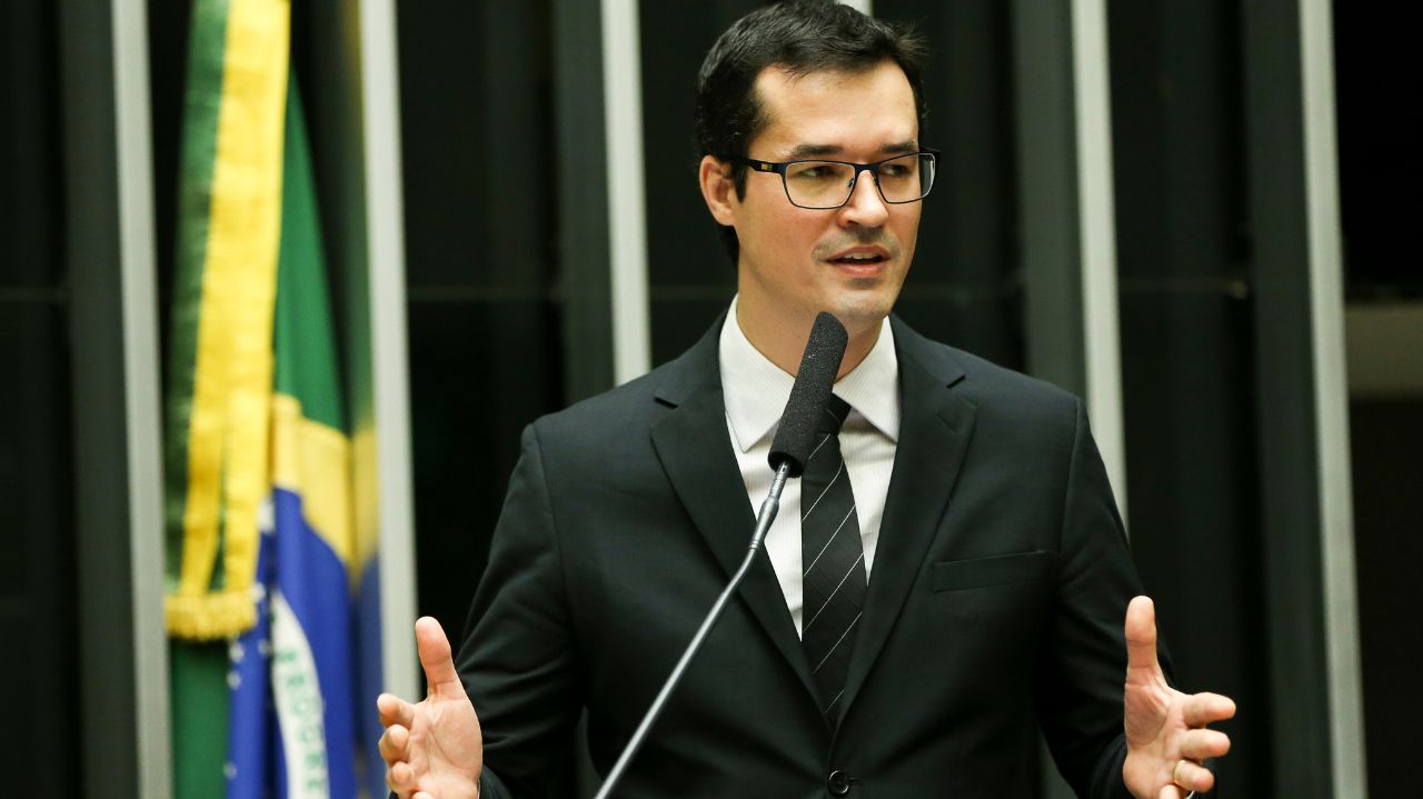 Deltan Dallagnol falando em microfone e gesticulando