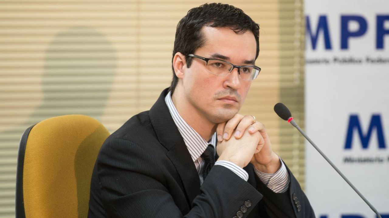 Deltan Dallagnol com expressão de insatisfação