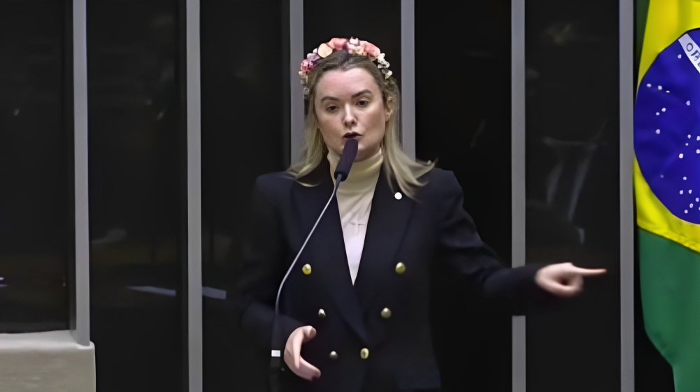 Deputada Júlia Zanatta falando em microfone e gesticulando