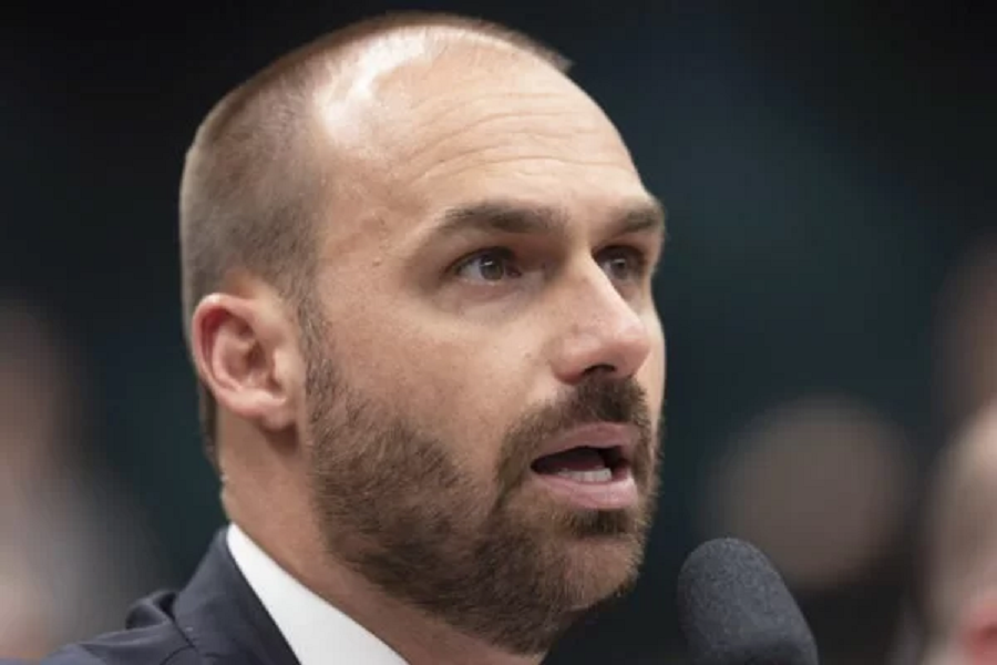 Eduardo Bolsonaro com cara de espanto, de perfil