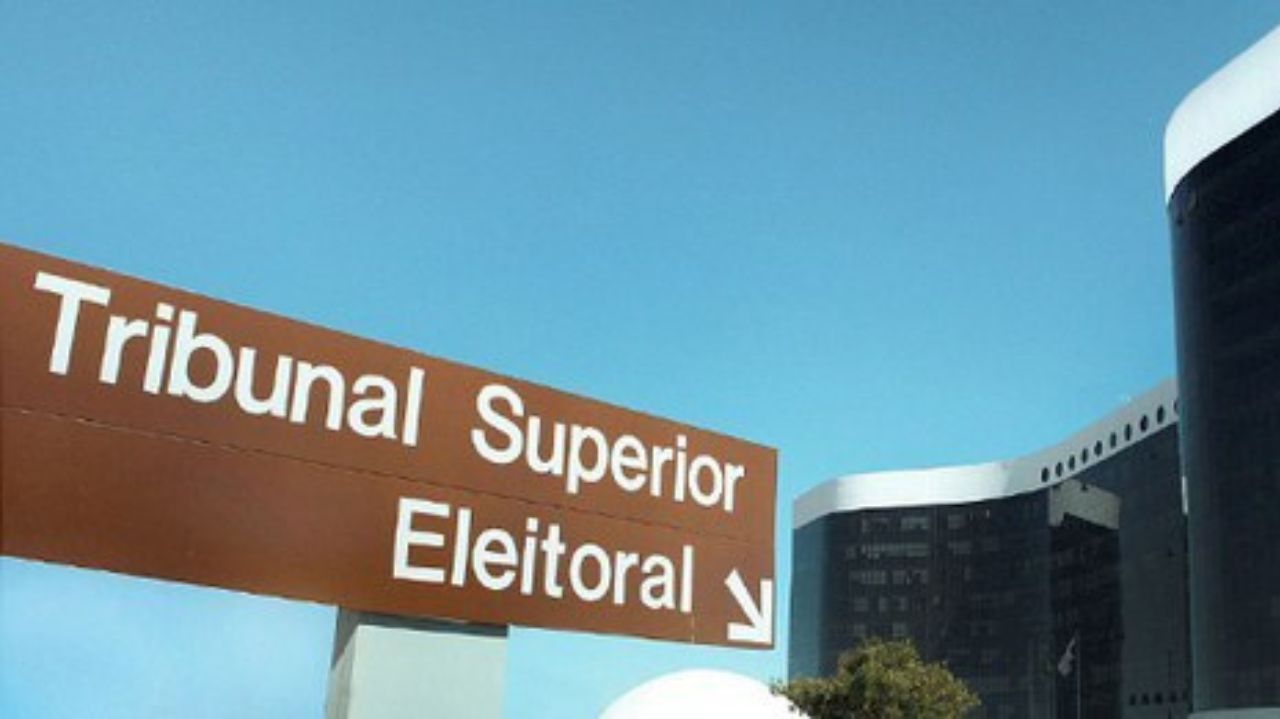 Fachada do TSE com placa