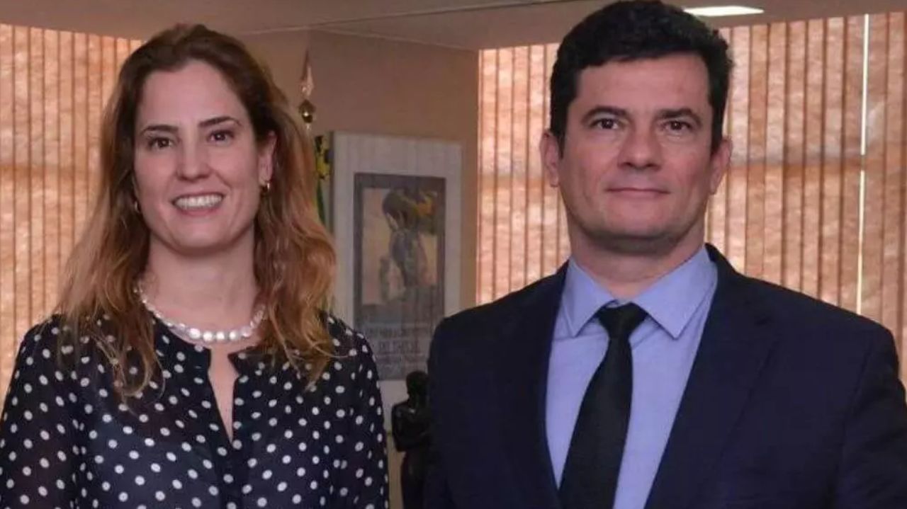 Gabriela Hardt e Sergio Moro posando para foto, ela sorrindo