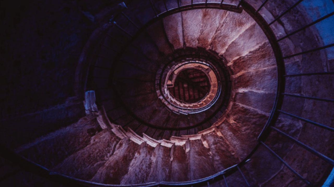Imagem de escada de caracol vista de cima
