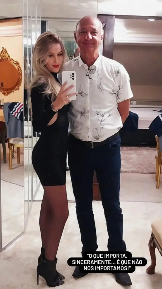 Kauane e o marido em foto no espelho