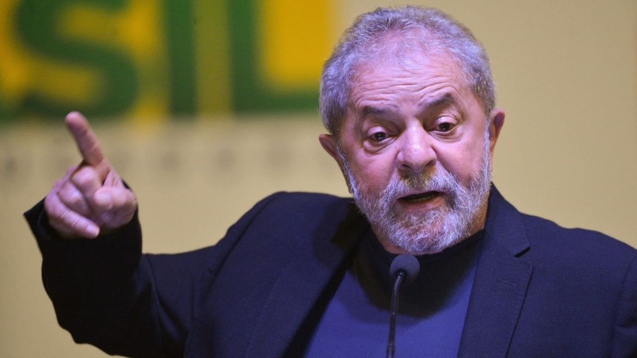 Lula falando e apontando pra cima