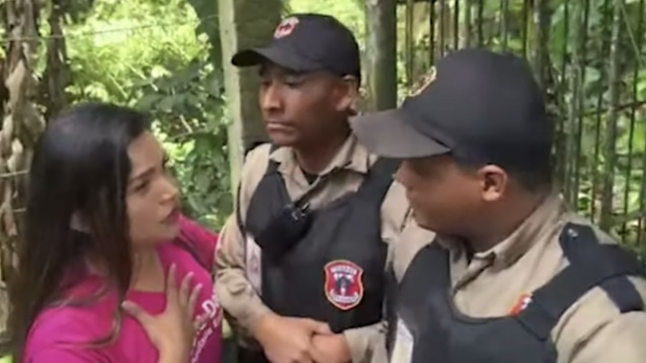 Deputada Joana Darc com agentes