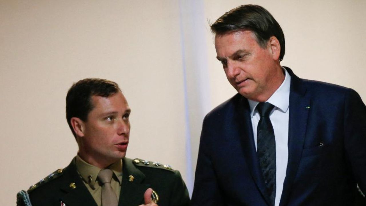 Mauro Cid e Jair Bolsonaro conversando