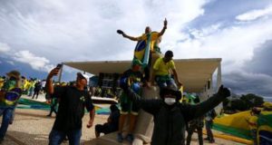 Manifestantes nas sedes dos Três Poderes